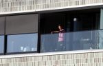 Amsterdam 25 maart 2021
Bilal Wahib rookt sigaret op zijn balkon van zijn appartement