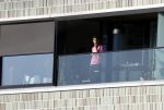 Amsterdam 25 maart 2021
Bilal Wahib rookt sigaret op zijn balkon van zijn appartement