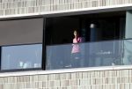 Amsterdam 25 maart 2021
Bilal Wahib rookt sigaret op zijn balkon van zijn appartement