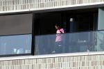 Amsterdam 25 maart 2021
Bilal Wahib rookt sigaret op zijn balkon van zijn appartement