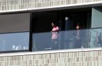 Amsterdam 25 maart 2021
Bilal Wahib rookt sigaret op zijn balkon van zijn appartement
