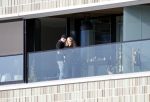Amsterdam 25 maart 2021
Bilal Wahib rookt sigaret op zijn balkon van zijn appartement
