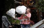 Amsterdam 18 maart 2021
Caroline Tensen koopt bloemen in Amsterdam zuid
