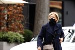 Amsterdam 18 maart 2021
Caroline Tensen koopt bloemen in Amsterdam zuid