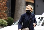Amsterdam 18 maart 2021
Caroline Tensen koopt bloemen in Amsterdam zuid