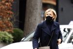 Amsterdam 18 maart 2021
Caroline Tensen koopt bloemen in Amsterdam zuid