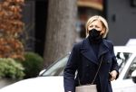 Amsterdam 18 maart 2021
Caroline Tensen koopt bloemen in Amsterdam zuid