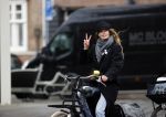 Amsterdam 18 maart 2021
Doutzen Kroes fietsend door Amsterdam zuid