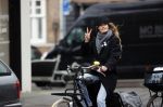 Amsterdam 18 maart 2021
Doutzen Kroes fietsend door Amsterdam zuid