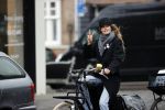 Amsterdam 18 maart 2021
Doutzen Kroes fietsend door Amsterdam zuid