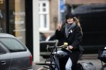 Amsterdam 18 maart 2021
Doutzen Kroes fietsend door Amsterdam zuid