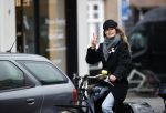 Amsterdam 18 maart 2021
Doutzen Kroes fietsend door Amsterdam zuid