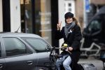 Amsterdam 18 maart 2021
Doutzen Kroes fietsend door Amsterdam zuid