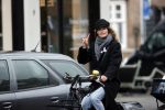 Amsterdam 18 maart 2021
Doutzen Kroes fietsend door Amsterdam zuid