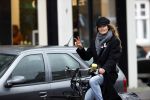 Amsterdam 18 maart 2021
Doutzen Kroes fietsend door Amsterdam zuid