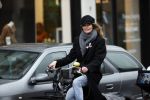 Amsterdam 18 maart 2021
Doutzen Kroes fietsend door Amsterdam zuid