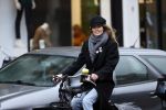 Amsterdam 18 maart 2021
Doutzen Kroes fietsend door Amsterdam zuid