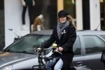 Amsterdam 18 maart 2021
Doutzen Kroes fietsend door Amsterdam zuid