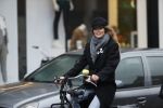 Amsterdam 18 maart 2021
Doutzen Kroes fietsend door Amsterdam zuid