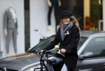 Amsterdam 18 maart 2021
Doutzen Kroes fietsend door Amsterdam zuid