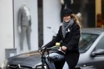 Amsterdam 18 maart 2021
Doutzen Kroes fietsend door Amsterdam zuid