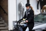 Amsterdam 18 maart 2021
Doutzen Kroes fietsend door Amsterdam zuid
