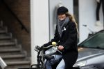 Amsterdam 18 maart 2021
Doutzen Kroes fietsend door Amsterdam zuid