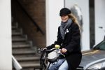 Amsterdam 18 maart 2021
Doutzen Kroes fietsend door Amsterdam zuid