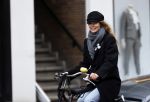 Amsterdam 18 maart 2021
Doutzen Kroes fietsend door Amsterdam zuid
