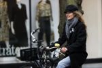 Amsterdam 18 maart 2021
Doutzen Kroes fietsend door Amsterdam zuid