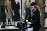 Amsterdam 18 maart 2021
Doutzen Kroes fietsend door Amsterdam zuid