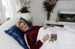 Amsterdam 13 maart 2021
Hanny Veerkamp is thuis vanuit het ziekenhuis nadat ze ongeluk in haar woonark heeft gehad.