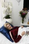 Amsterdam 13 maart 2021
Hanny Veerkamp is thuis vanuit het ziekenhuis nadat ze ongeluk in haar woonark heeft gehad.