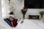 Amsterdam 13 maart 2021
Hanny Veerkamp is thuis vanuit het ziekenhuis nadat ze ongeluk in haar woonark heeft gehad.