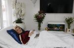 Amsterdam 13 maart 2021
Hanny Veerkamp is thuis vanuit het ziekenhuis nadat ze ongeluk in haar woonark heeft gehad.