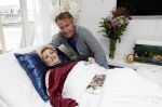 Amsterdam 13 maart 2021
Hanny Veerkamp is thuis vanuit het ziekenhuis nadat ze ongeluk in haar woonark heeft gehad. Hanny met haar man Ton Veerkamp