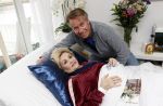 Amsterdam 13 maart 2021
Hanny Veerkamp is thuis vanuit het ziekenhuis nadat ze ongeluk in haar woonark heeft gehad. Hanny met haar man Ton Veerkamp