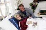 Amsterdam 13 maart 2021
Hanny Veerkamp is thuis vanuit het ziekenhuis nadat ze ongeluk in haar woonark heeft gehad. Hanny met haar man Ton Veerkamp