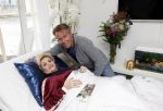 Amsterdam 13 maart 2021
Hanny Veerkamp is thuis vanuit het ziekenhuis nadat ze ongeluk in haar woonark heeft gehad. Hanny met haar man Ton Veerkamp