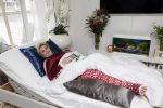 Amsterdam 13 maart 2021
Hanny Veerkamp is thuis vanuit het ziekenhuis nadat ze ongeluk in haar woonark heeft gehad.