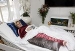 Amsterdam 13 maart 2021
Hanny Veerkamp is thuis vanuit het ziekenhuis nadat ze ongeluk in haar woonark heeft gehad.