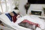 Amsterdam 13 maart 2021
Hanny Veerkamp is thuis vanuit het ziekenhuis nadat ze ongeluk in haar woonark heeft gehad.