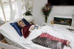 Amsterdam 13 maart 2021
Hanny Veerkamp is thuis vanuit het ziekenhuis nadat ze ongeluk in haar woonark heeft gehad.
