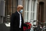 Amsterdam 16 maart 2021
Humberto Tan haalt koffietje in Amsterdam zuid