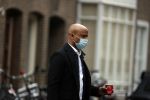 Amsterdam 16 maart 2021
Humberto Tan haalt koffietje in Amsterdam zuid