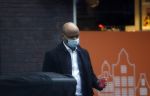 Amsterdam 16 maart 2021
Humberto Tan haalt koffietje in Amsterdam zuid