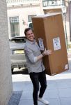 Noordwijk, 31 maart 2021 
Leroy Molkenboer (partner Maxime Meiland) sjouwend tijdens de verhuizing naar hun nieuwe huis