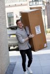 Noordwijk, 31 maart 2021 
Leroy Molkenboer (partner Maxime Meiland) sjouwend tijdens de verhuizing naar hun nieuwe huis
