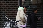 Amsterdam 17 maart 2021
Momo Izemrane met vriendin op de pc hooftstraat