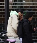 Amsterdam 17 maart 2021
Momo Izemrane met vriendin op de pc hooftstraat